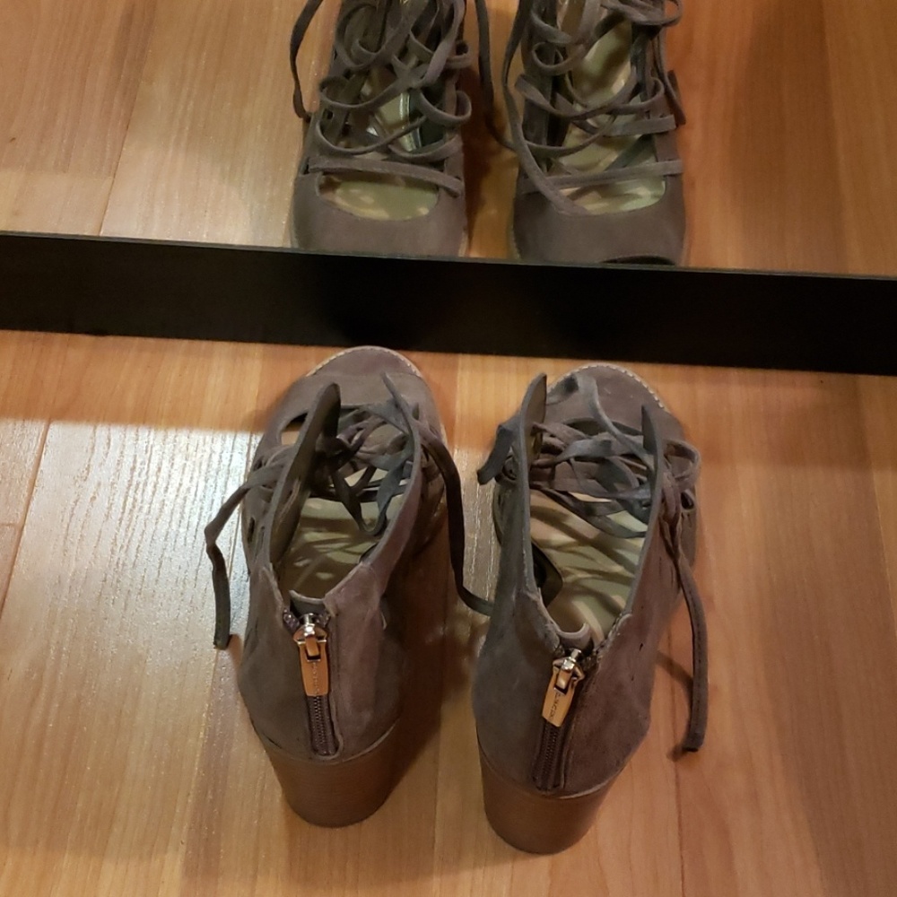 Vince Camuto Tan Suede Heel. - Picture 3 of 8